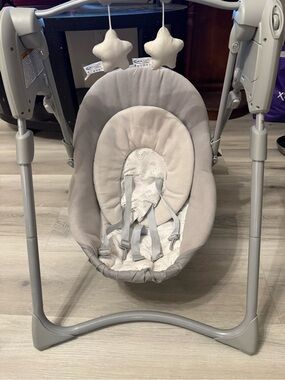 Graco Neutral Gray Infant Swing Seat with Star Toys